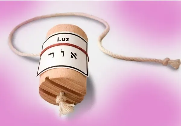 Manos recibiendo masaje de palma sobre una sábana blanca.