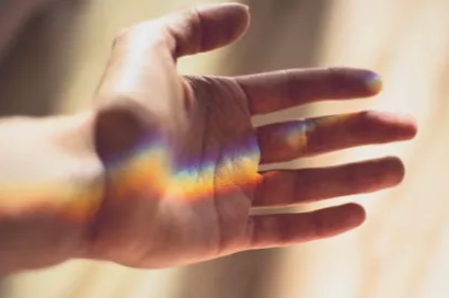 Bandeja con nenúfares rosas, piedras de spa, botellas, cucharas de madera y cuencos.