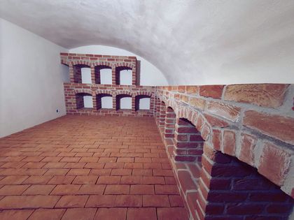 Ein leerer Raum mit einer Ziegelwand und einer gewölbten Decke