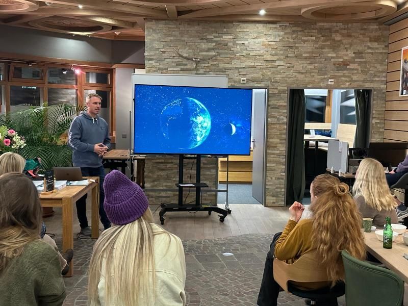 Marcel Kuhn von der Quantum Jump GmbH hält eine Rede