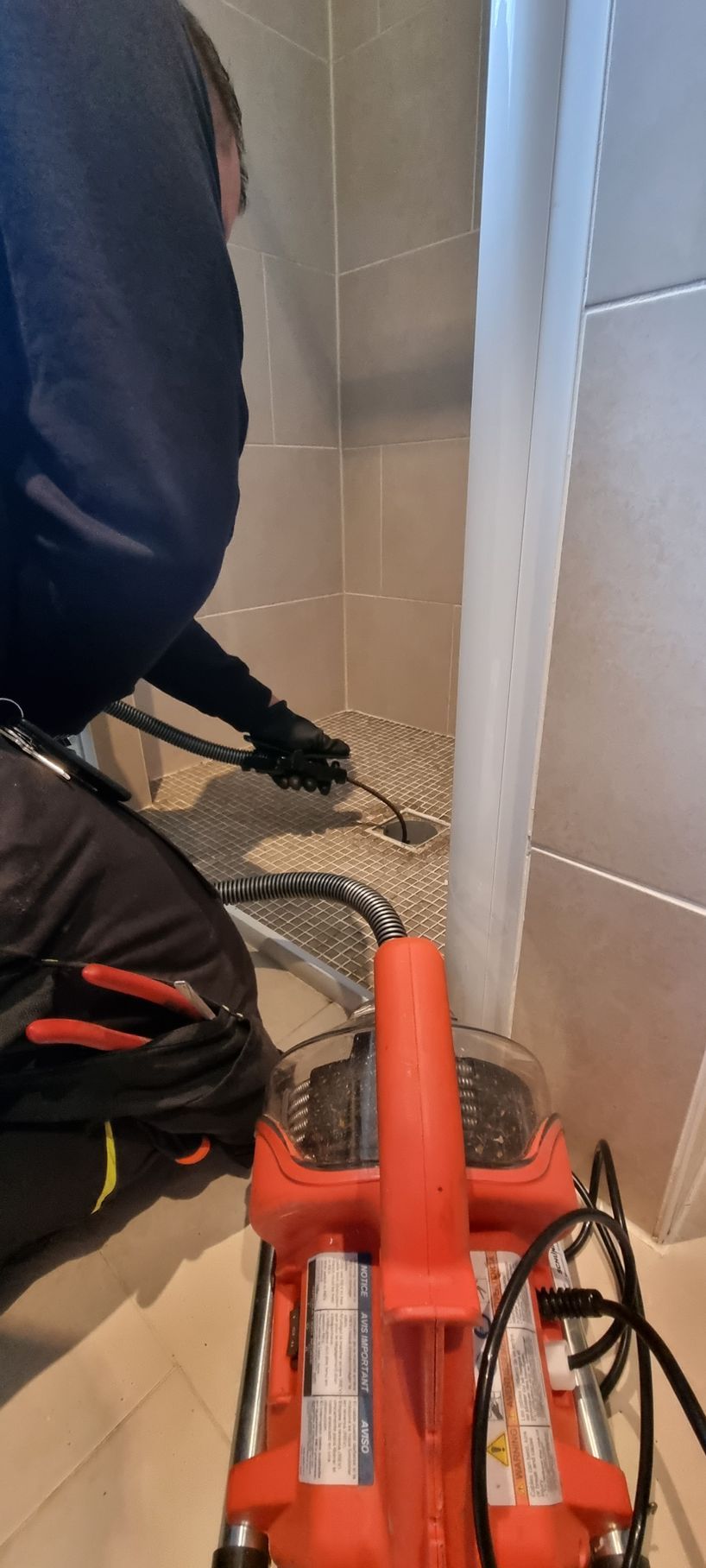 Klempner pumpt ein Rohr frei