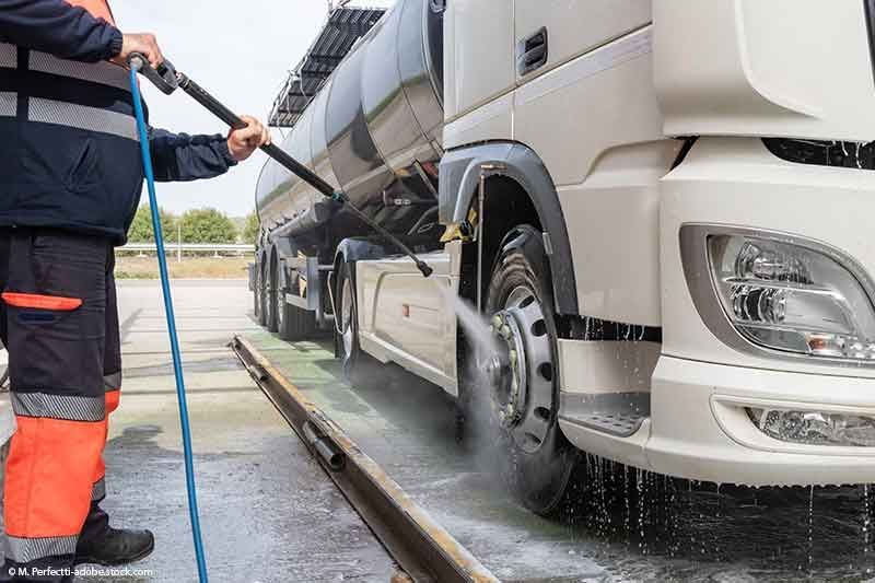 Nutzfahrzeug sauber machen
