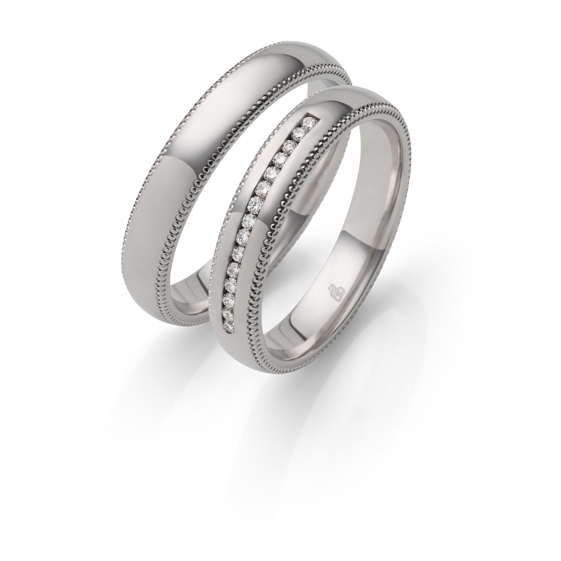 Matte Silberne Eheringe mit vielen kleinen eingelassenen Diamanten für die Frau