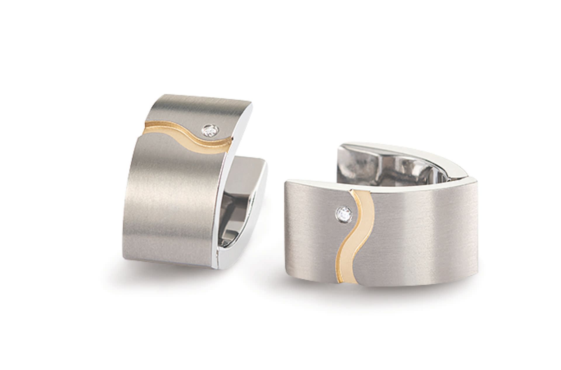 Silberne Titanschmuck-Ohrringe mit goldener Welle und einem kleinen Diamanten