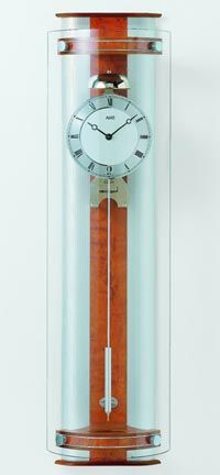 Wanduhr aus Glas mit einem rotbraunen Holzstreifen