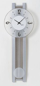 Silberne Wanduhr mit Milchglas