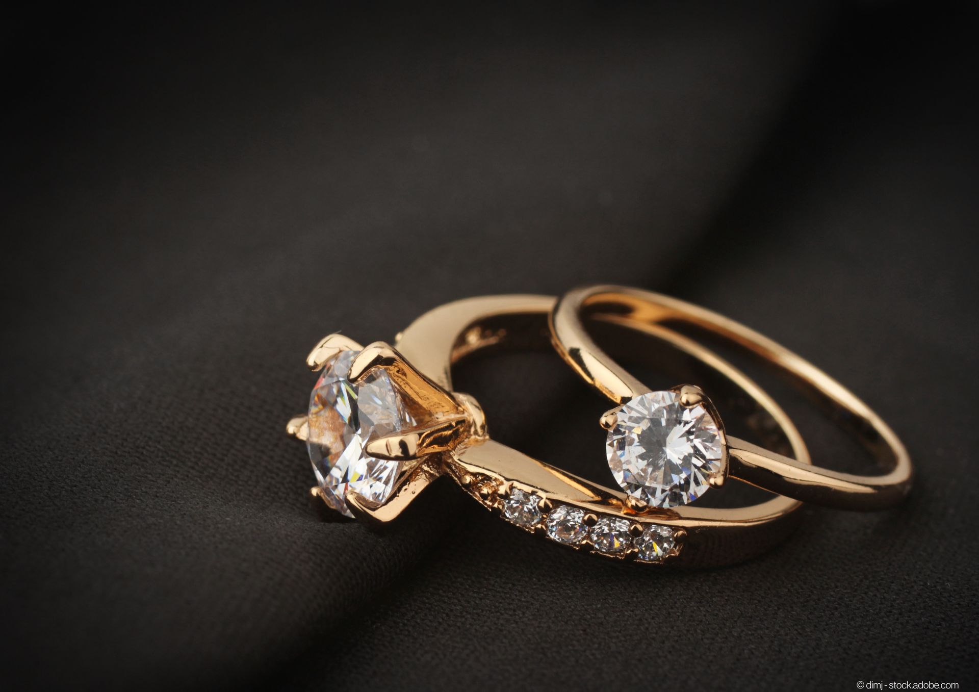 Goldene Trauringe für Frauen, mit Diamanten besetzt