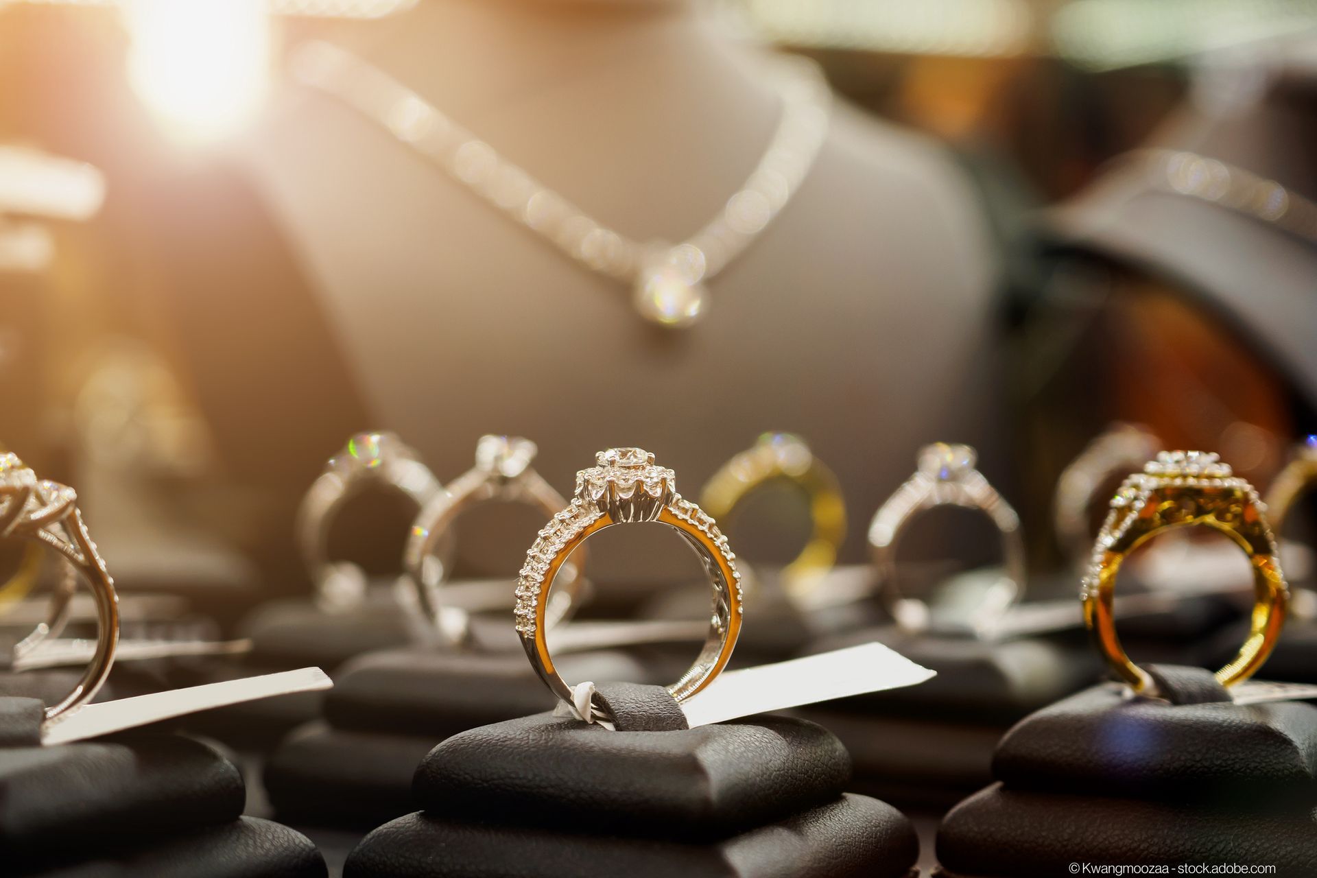 Schaufenster eines Juweliers mit Ringen und Ketten
