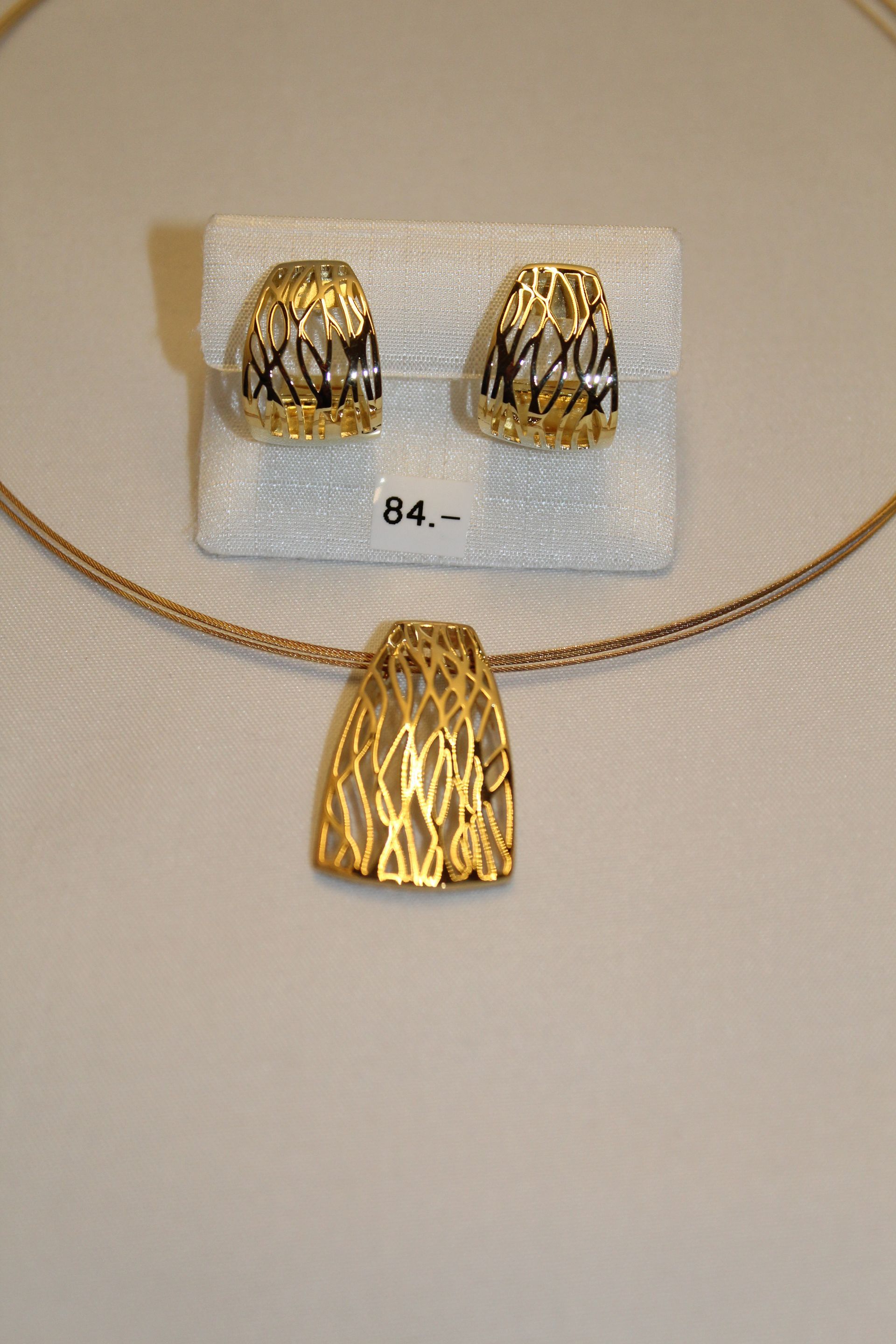 Vergoldetes Silberschmuck-Set mit Ohrringen und einer Halskette in abstrakten Formen