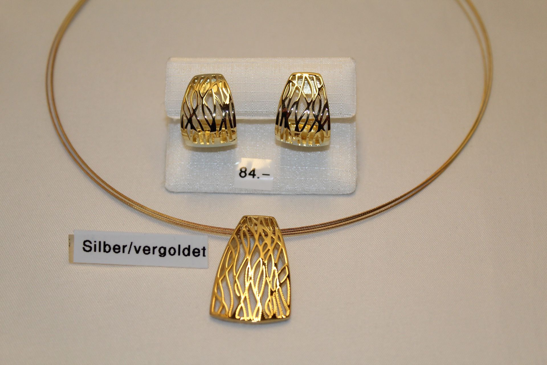 Vergoldetes Silberschmuck-Set mit Ohrringen und einer Halskette in abstrakten Formen