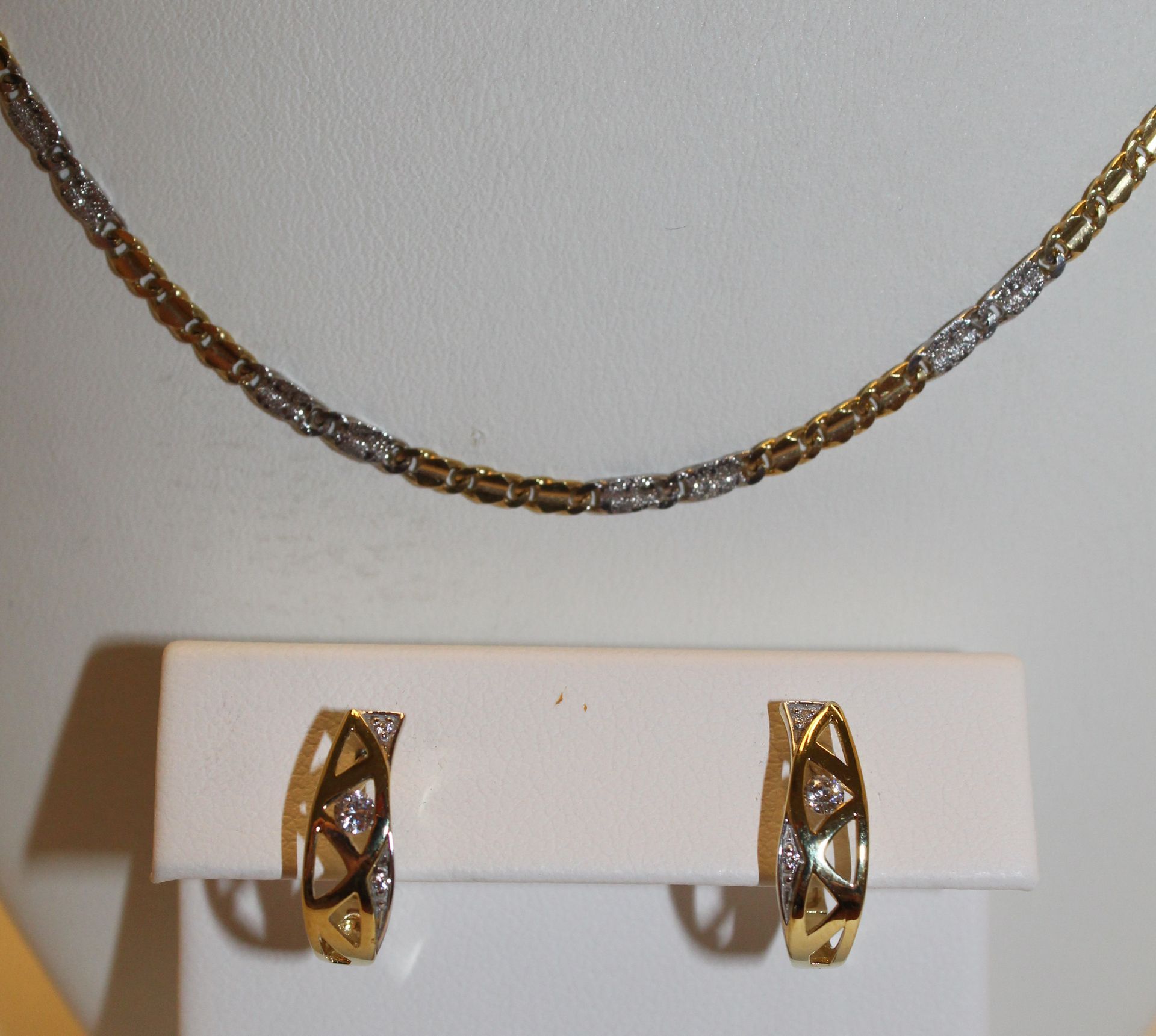 Goldenes Schmuckset aus Ohrringen und Kette mit kleinen Diamanten