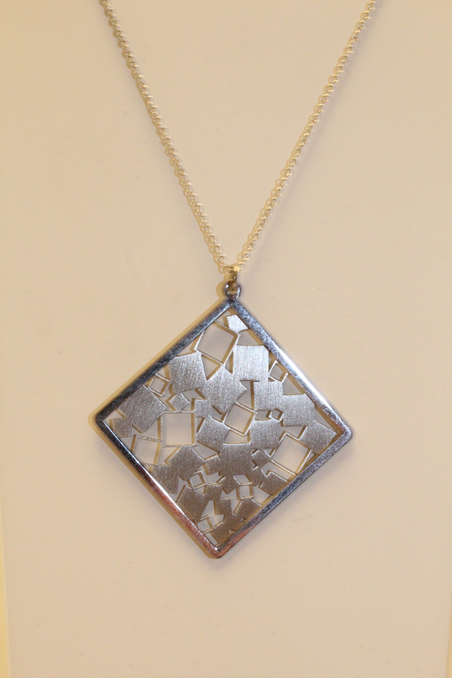 Moderne Kette mit einem großen silbernen Anhänger