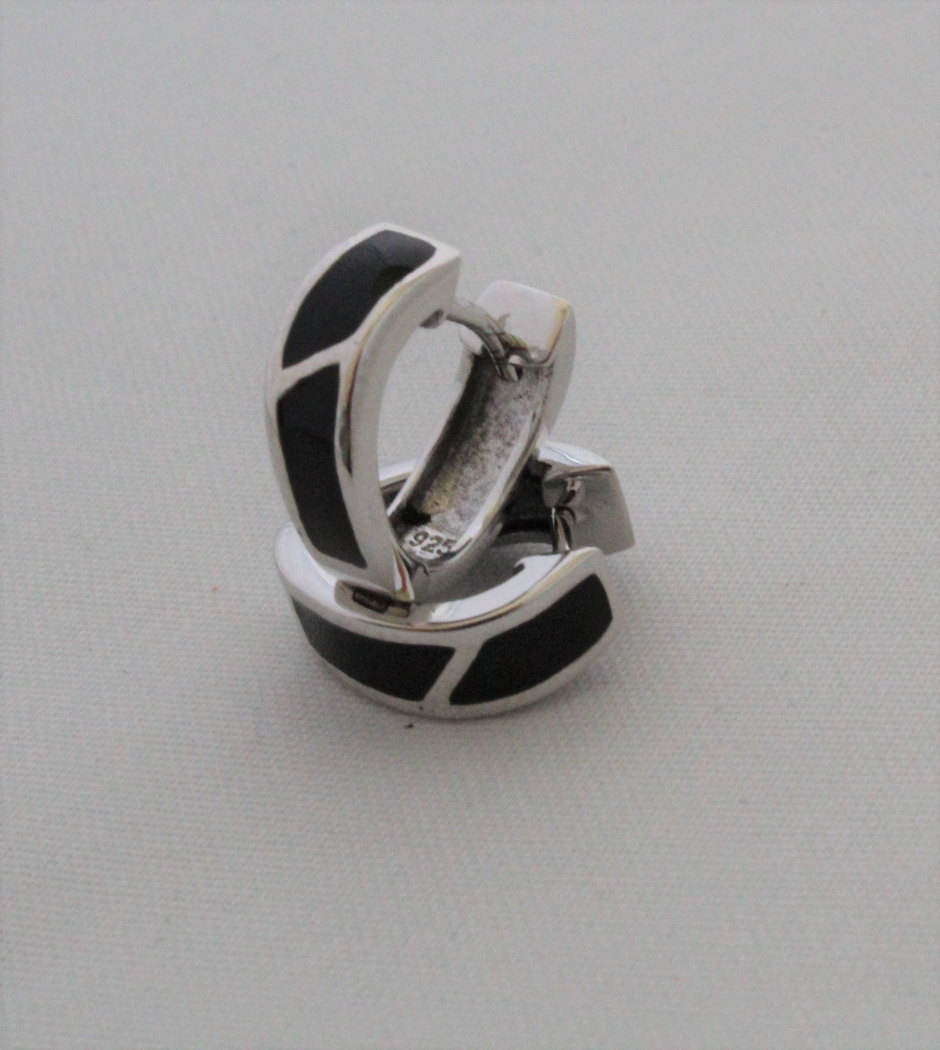 Silberne Ohrringe mit schwarzen Applikationen