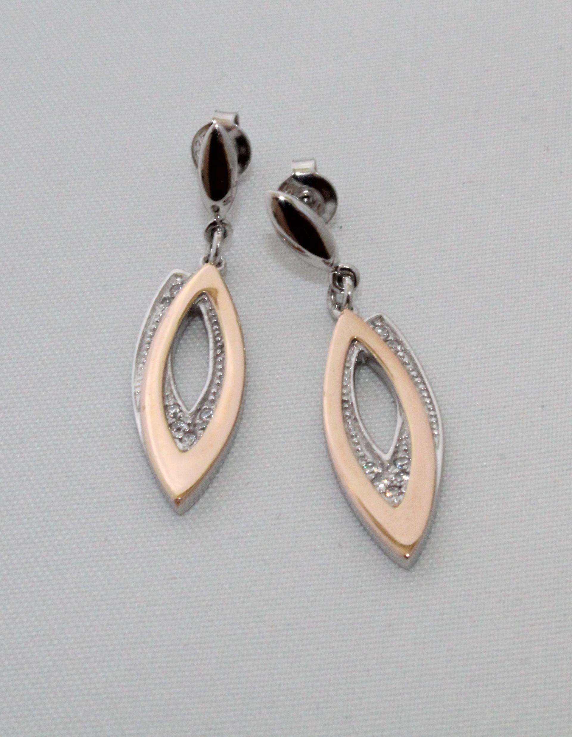 Silberne hängende Ohrringe mit kleinen Diamanten und Roségoldenen Applikationen