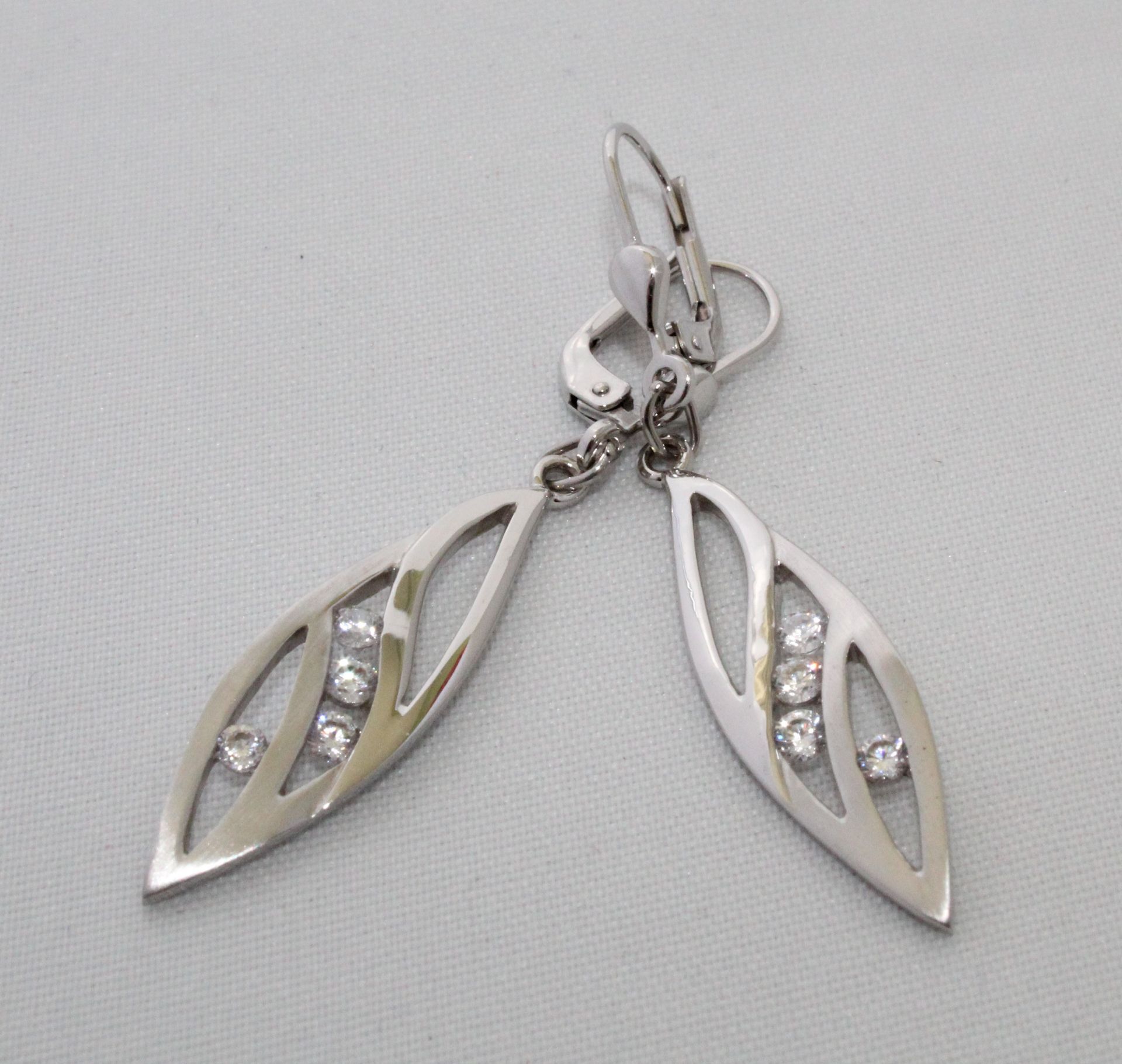 Silberne Ohrringe mit Diamanten besetzt