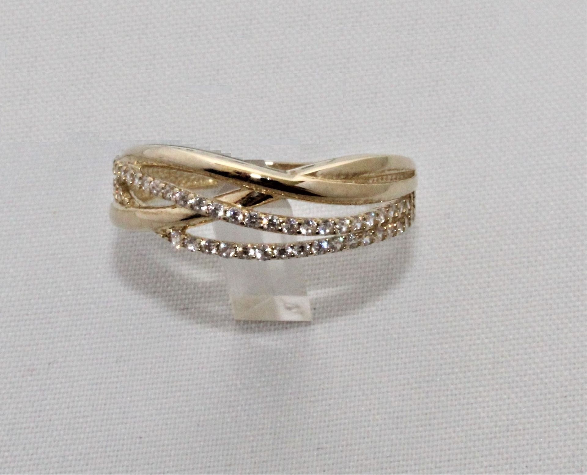 Zarter goldener Ring in Wellenform, mit kleinen Diamanten besetzt