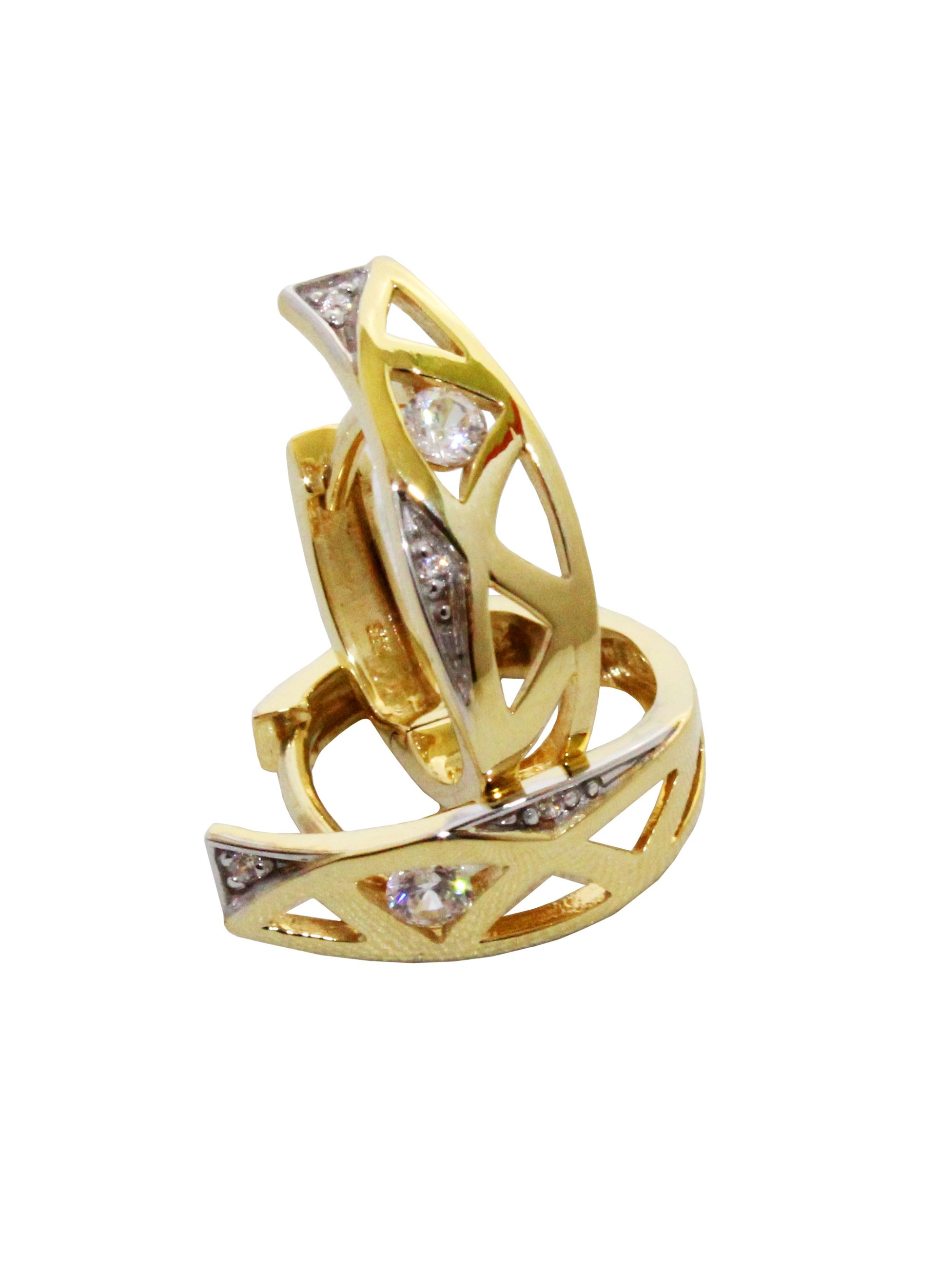 Goldene Creolen mit Diamanten besetzt