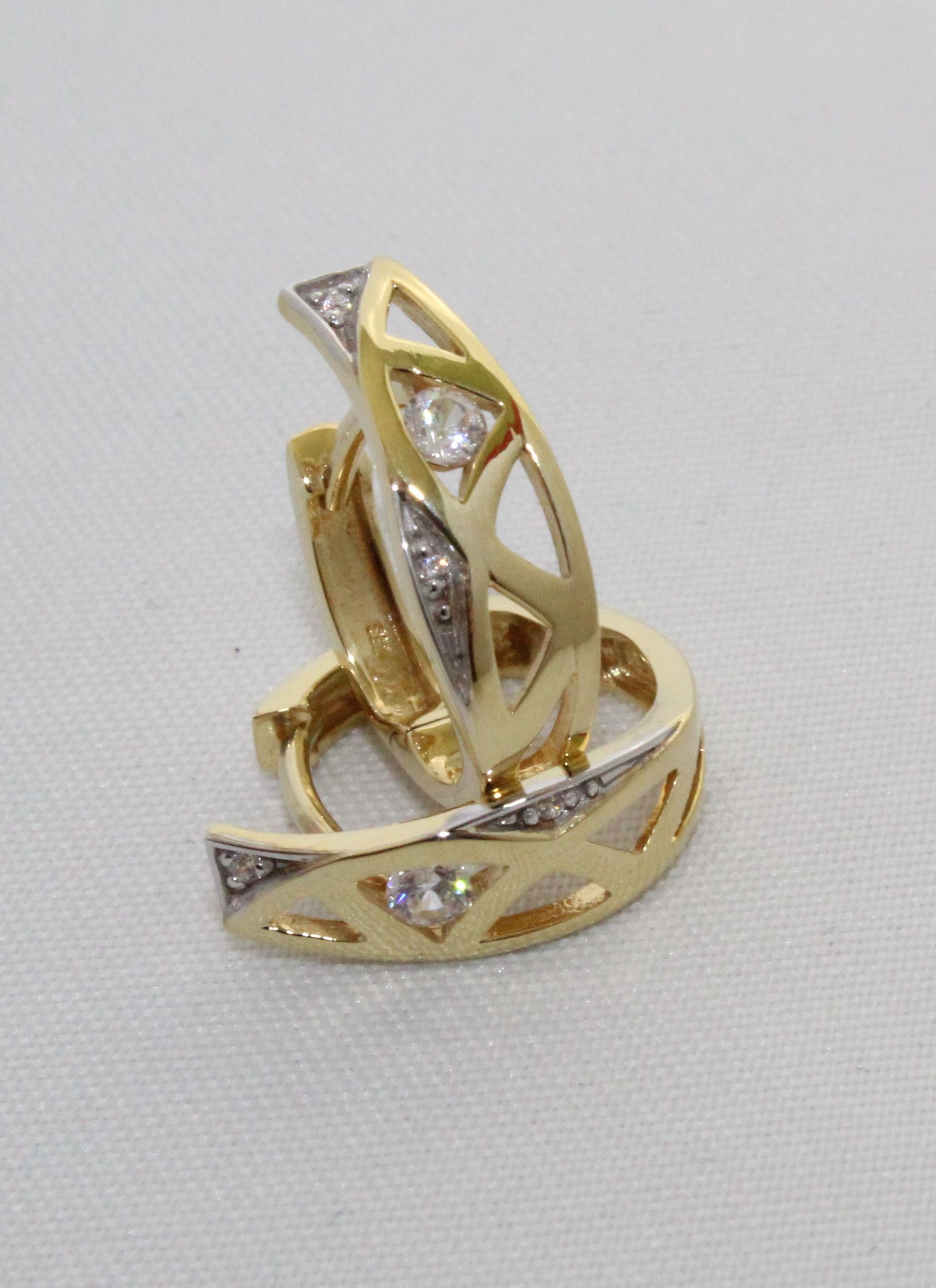 Goldene Creolen mit Diamanten besetzt