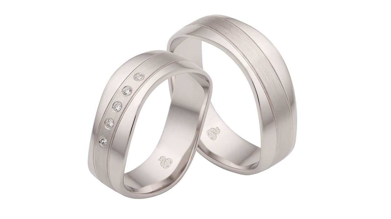 Silberne Partnerringe mit mehreren kleinen Diamanten für die Frau