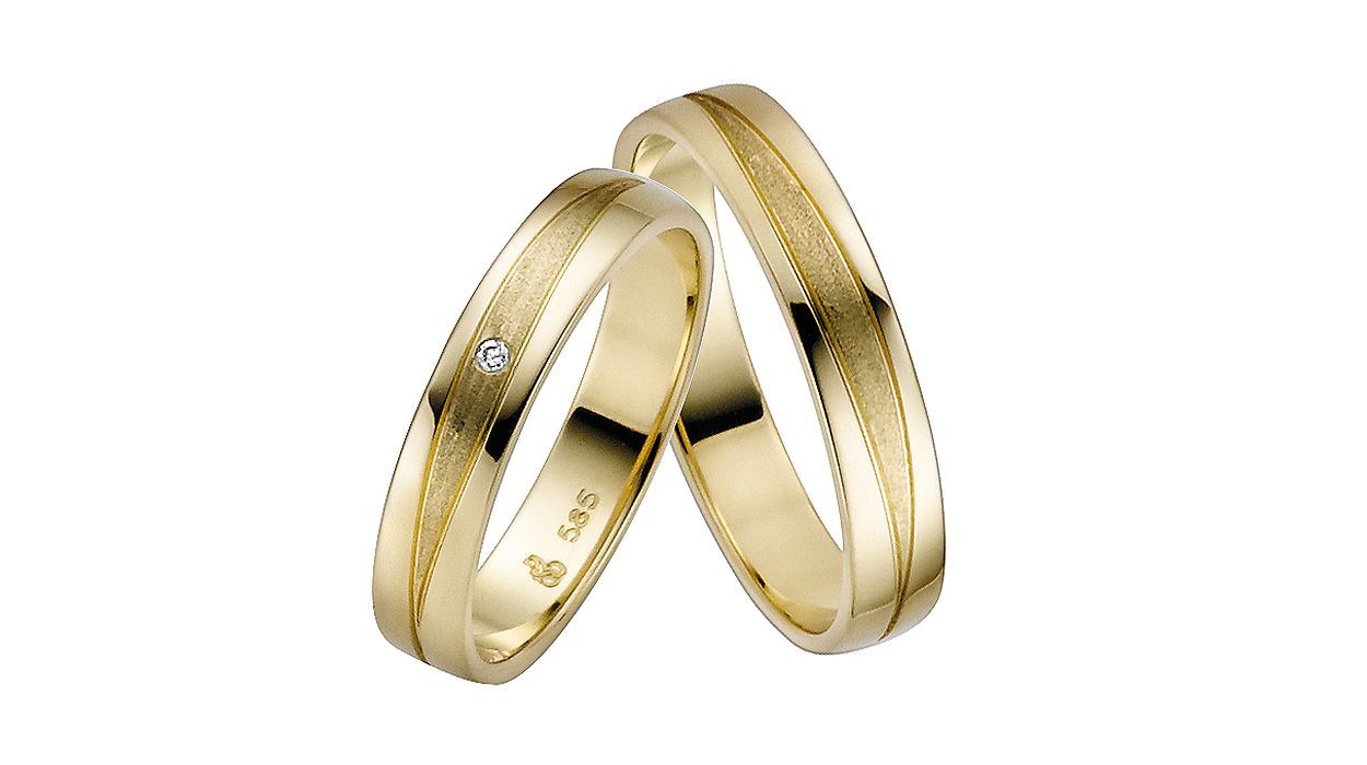 Gelbgoldene Trauringe mit einem kleinen eingelassenen Diamanten für die Frau