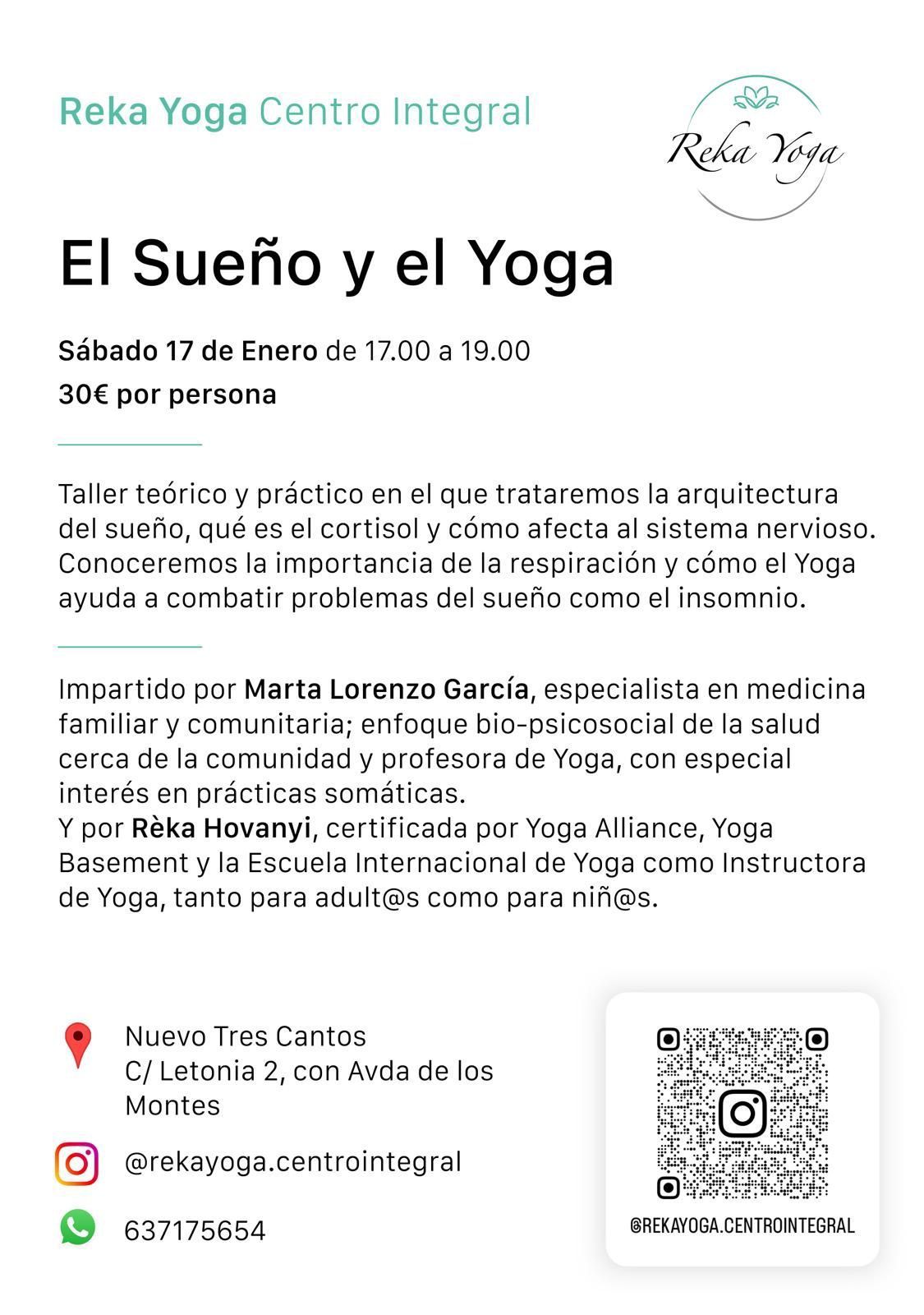 Mujer haciendo yoga junto a una ventana, reflejada en el cristal, rodeada de árboles y vegetación.