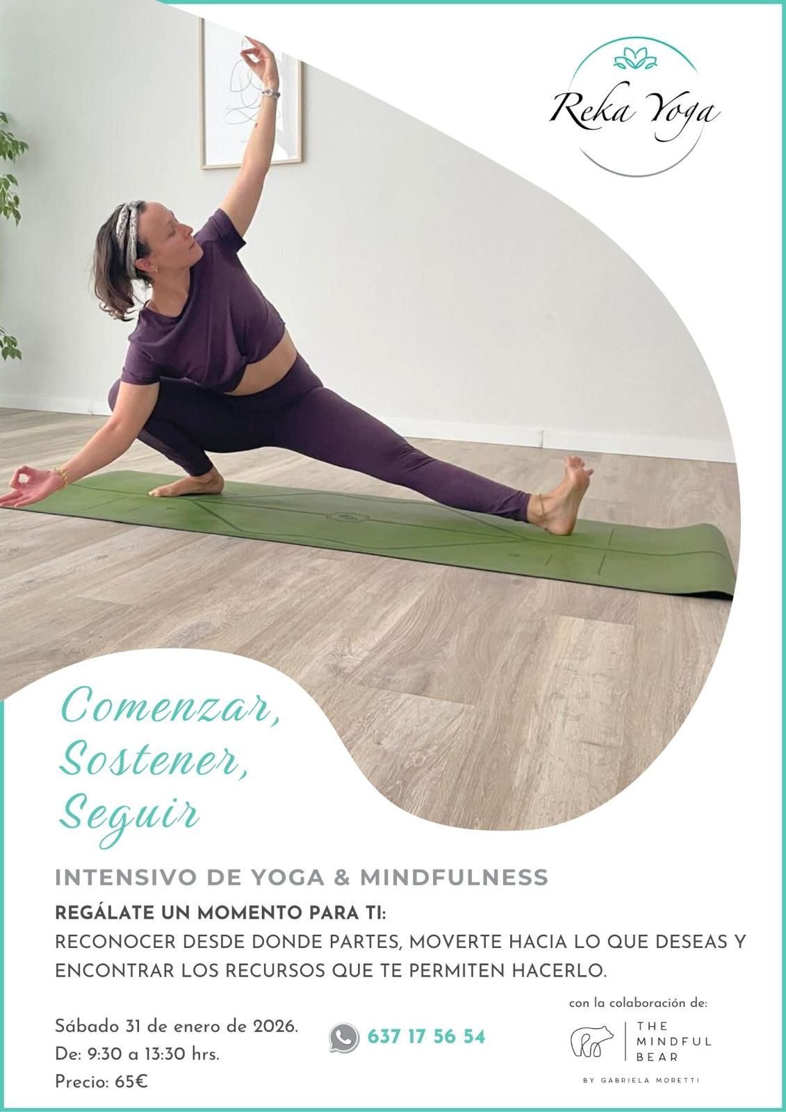 Mujer haciendo yoga junto a una ventana, reflejada en el cristal, rodeada de árboles y vegetación.