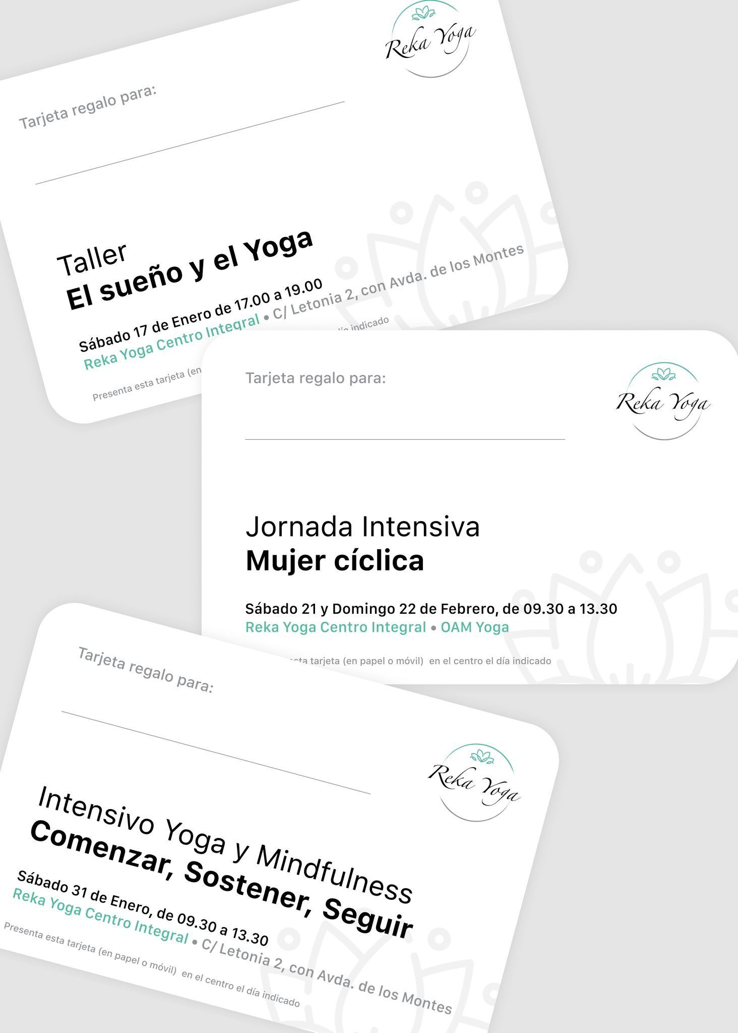 Una mujer vestida con ropa deportiva de color violeta gira el torso en una pose de yoga sobre una colchoneta verde.