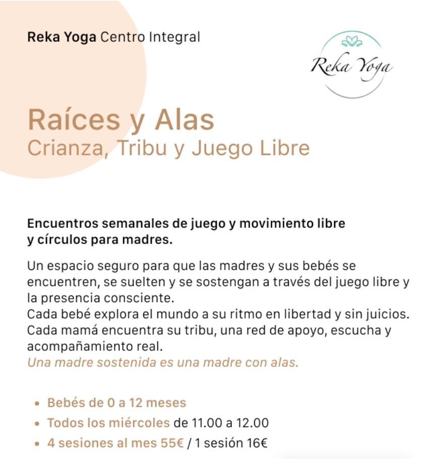 Clase de yoga con adultos y bebés en una sala llena de luz