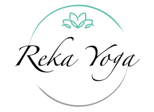 Logotipo de Reka Yoga: texto en escritura negra dentro de un círculo verde azulado y gris; ícono de loto.