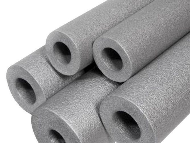 Una pila de tubos de espuma con agujeros sobre un fondo blanco.