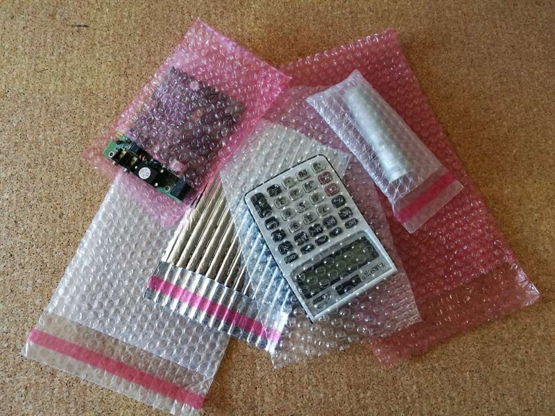 Una calculadora está en una bolsa de plástico de burbujas de color rosa.