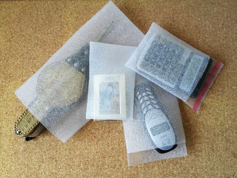 Un control remoto está en una de las bolsas sobre la mesa.