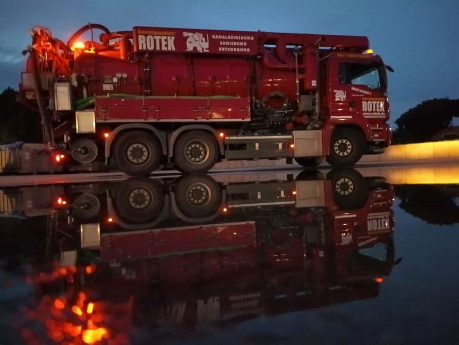 Ein Rotek-Truck spiegelt sich in einer Wasserpfütze
