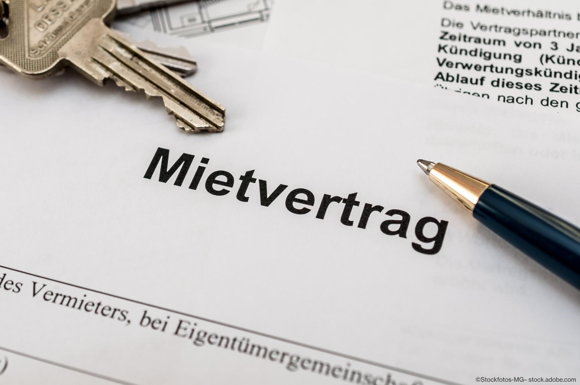 Mietvertrag, auf dem ein Schlüssel und ein Stift zur Unterschrift bereit liegt