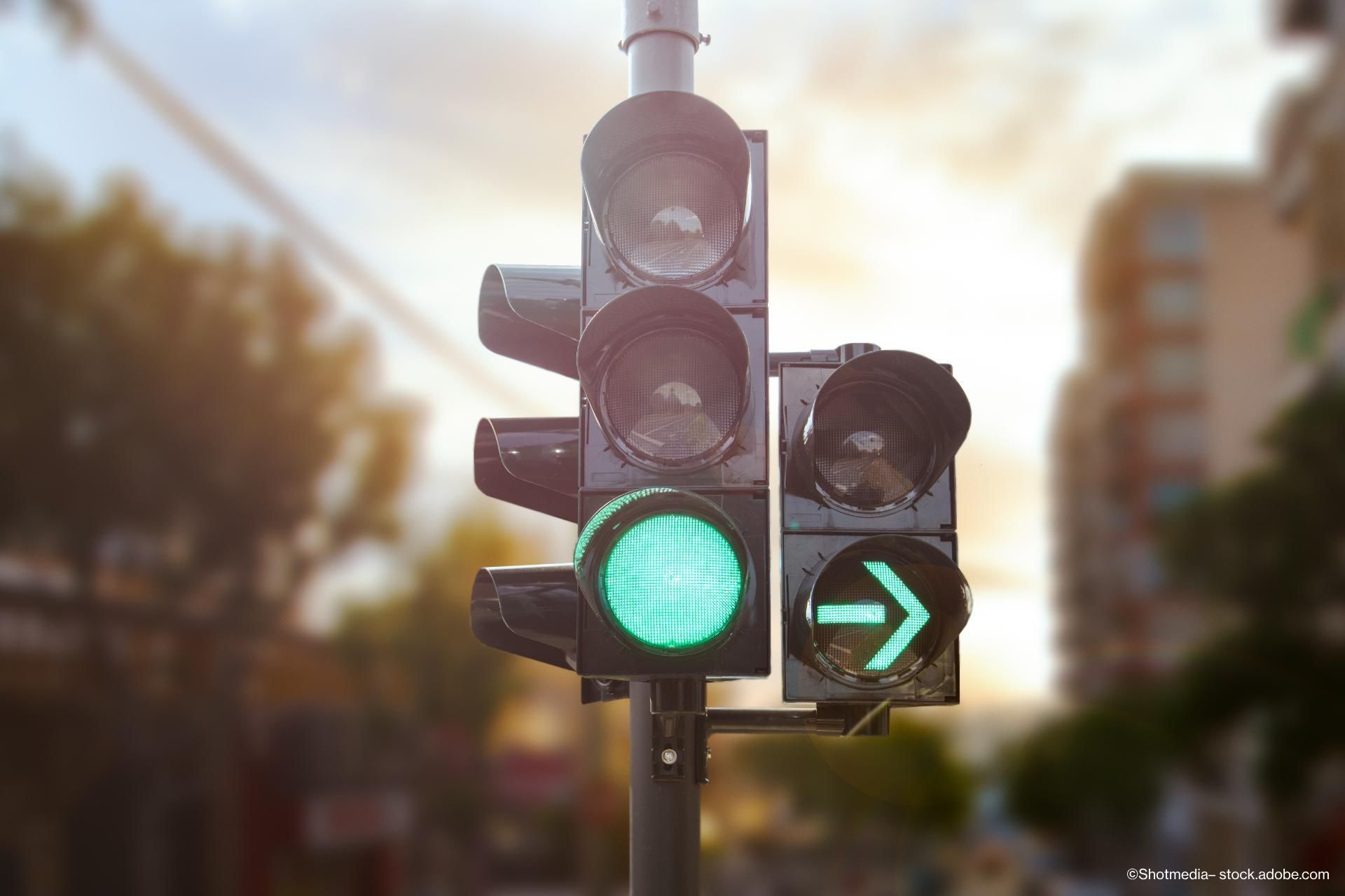 Grüne Ampel mit grünem Abbiegepfeil