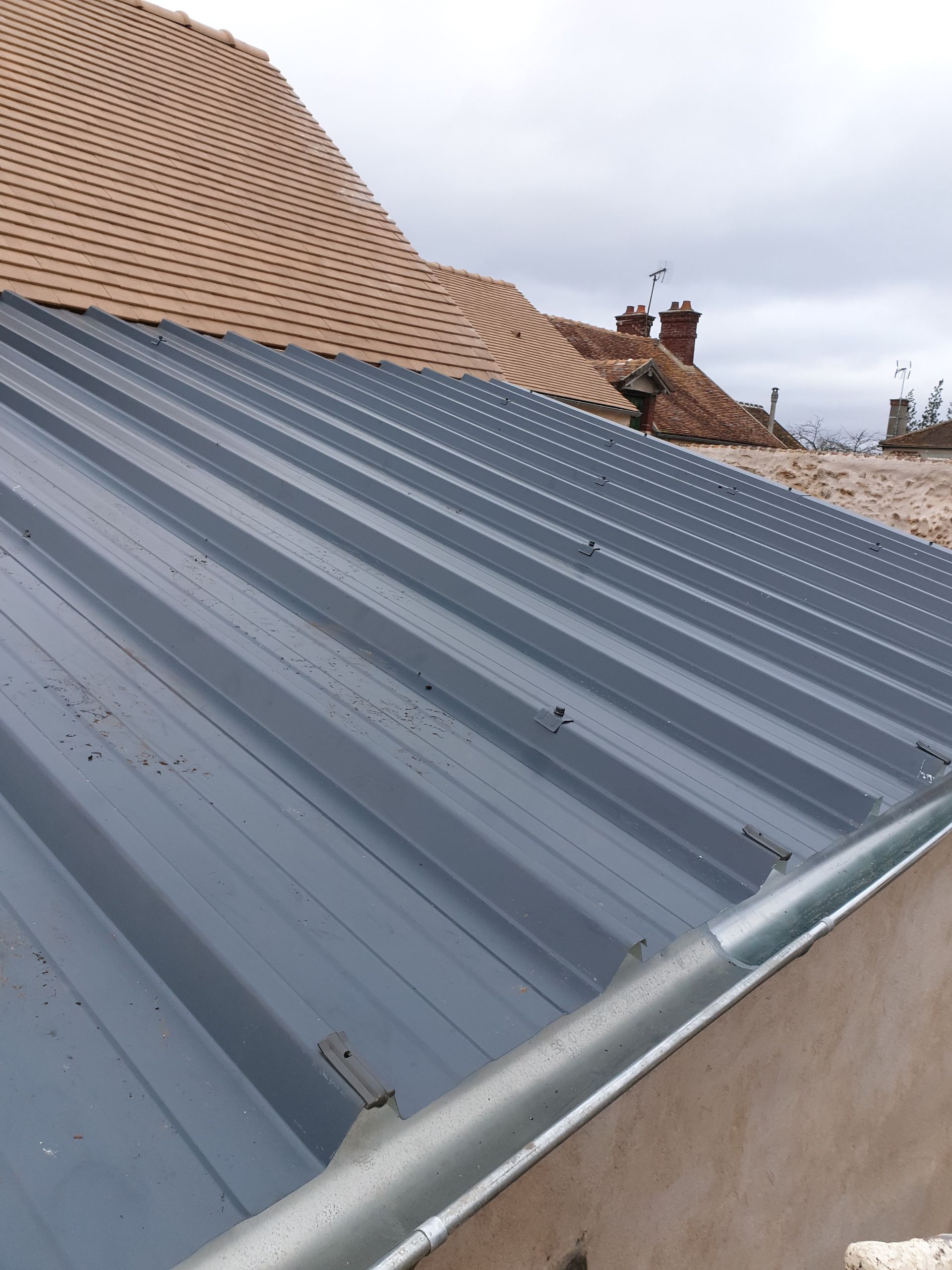 Toit en tuiles et en bac acier