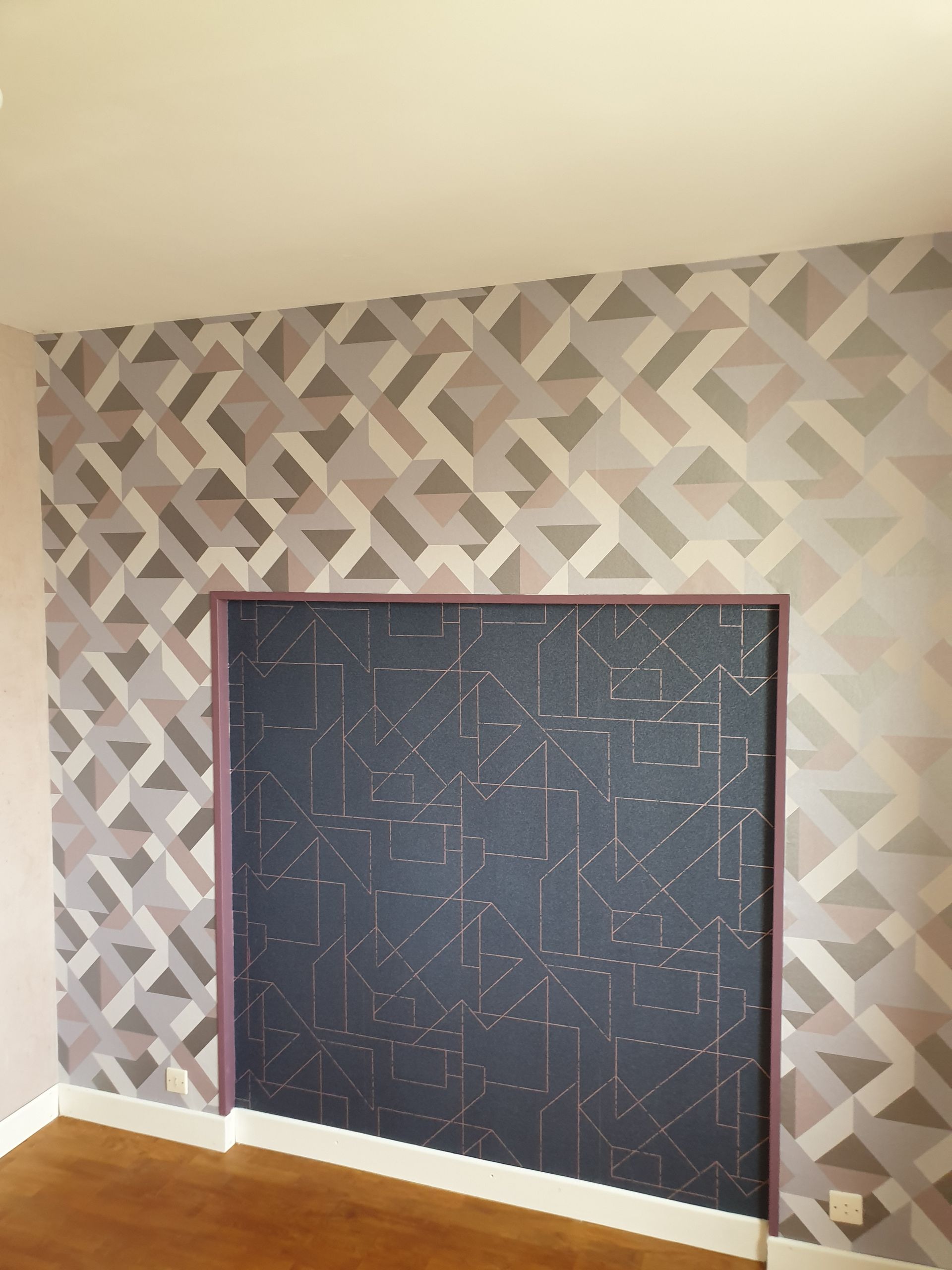 Pose d'un papier peint à motifs