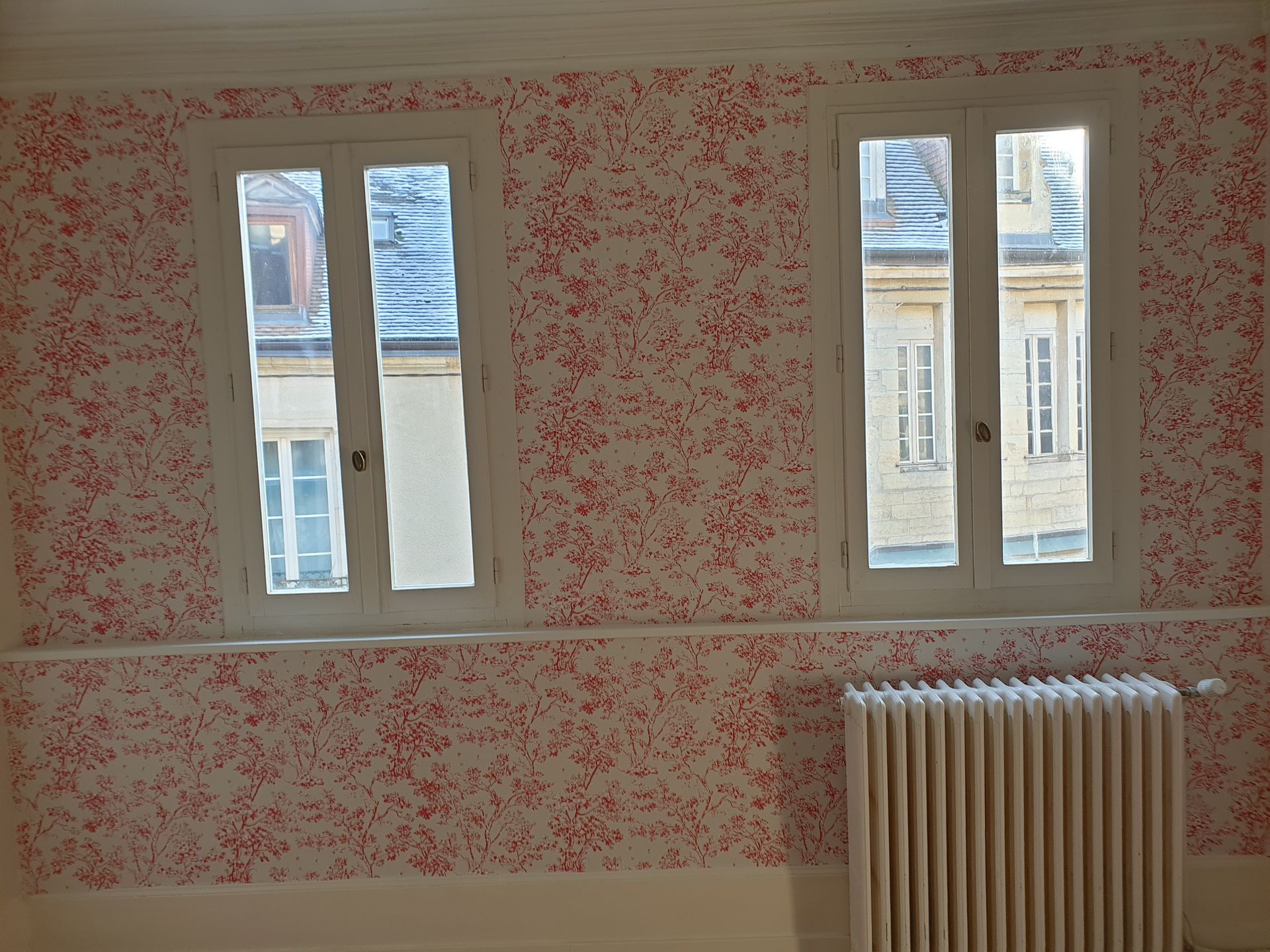 Pose d'un papier peint fleuri clair