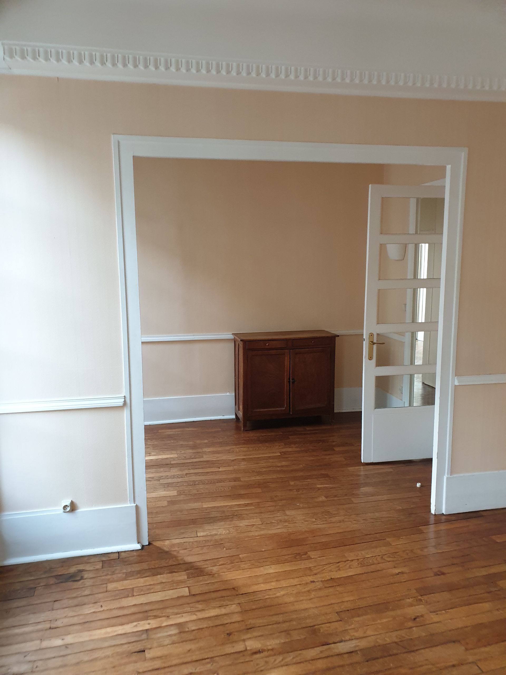 Peinture murale beige dans une pièce