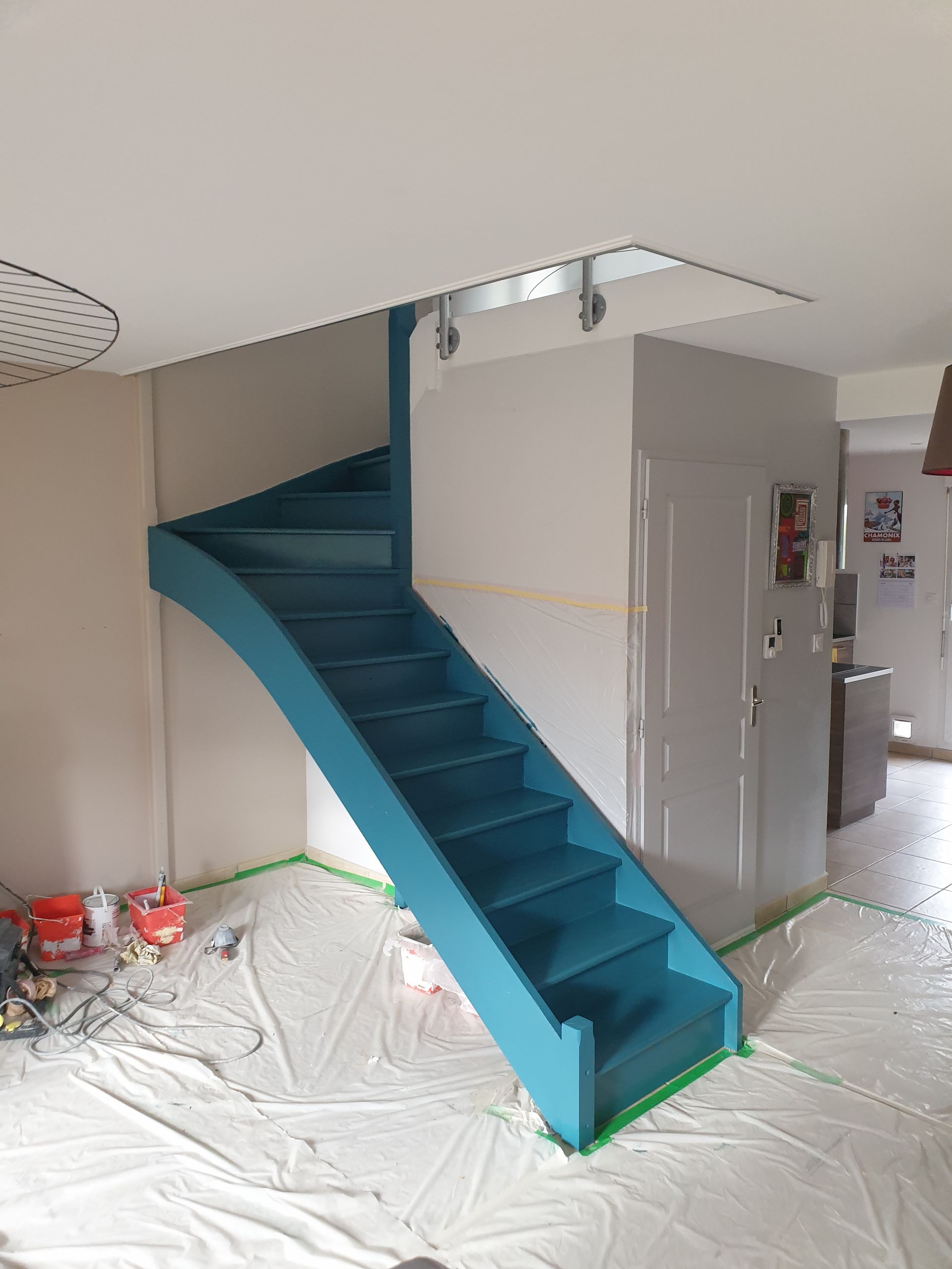 Peinture d'un escalier bleu