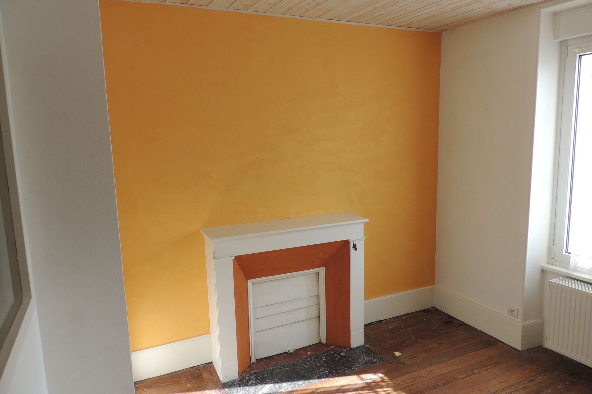 Peinture orange sur un mur