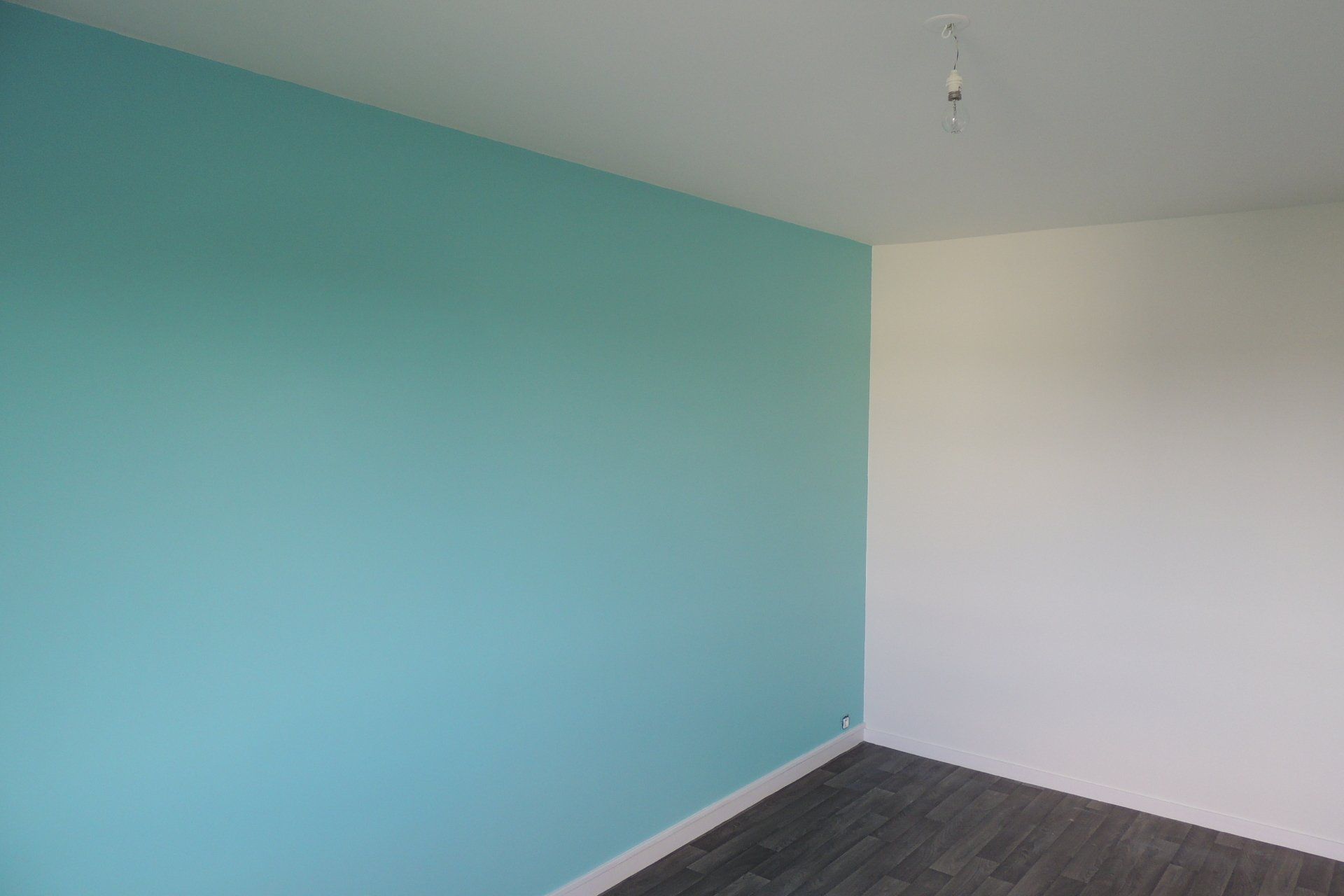 Peinture bleue sur un mur