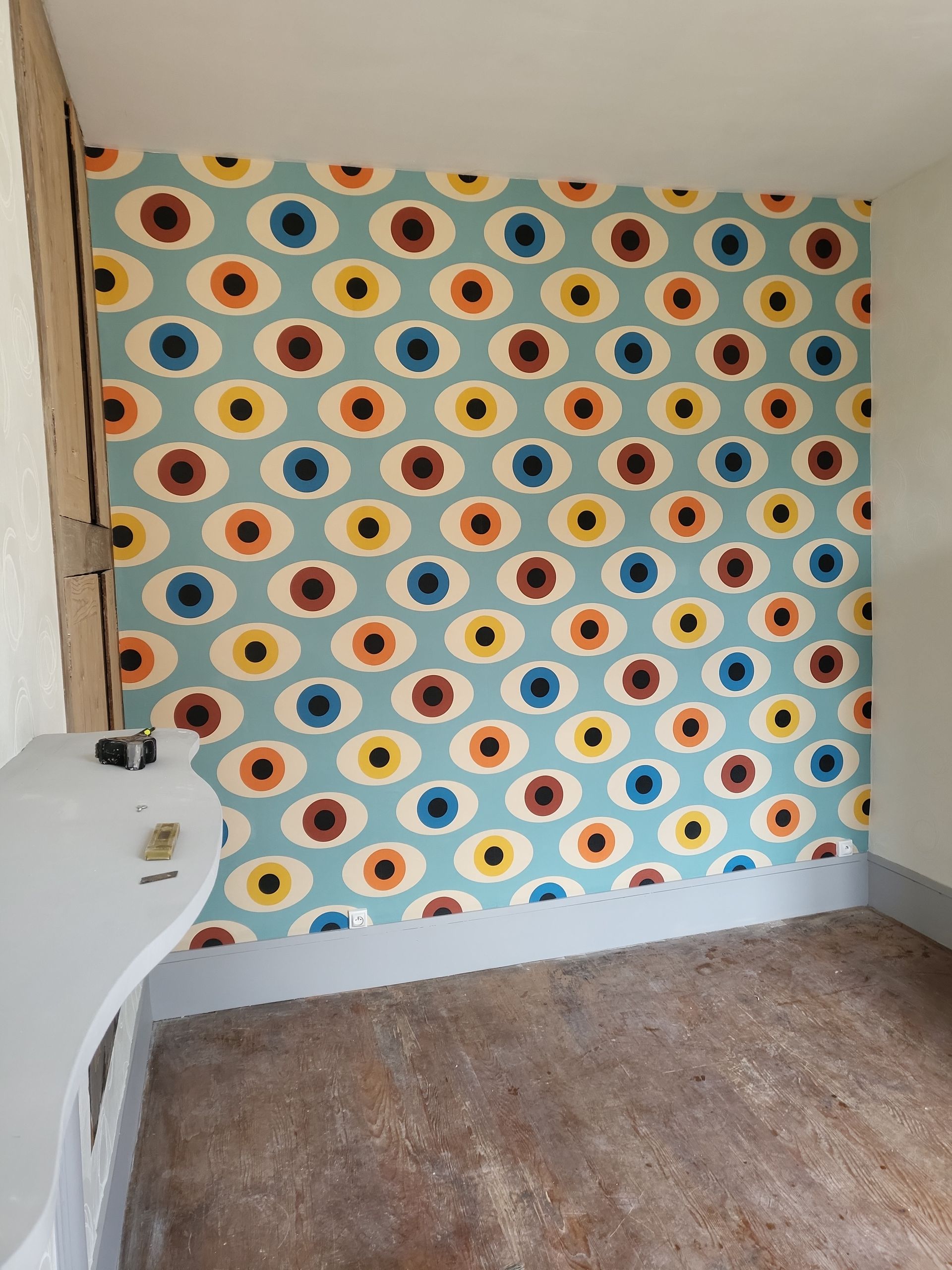 Papier peint à motifs géométriques