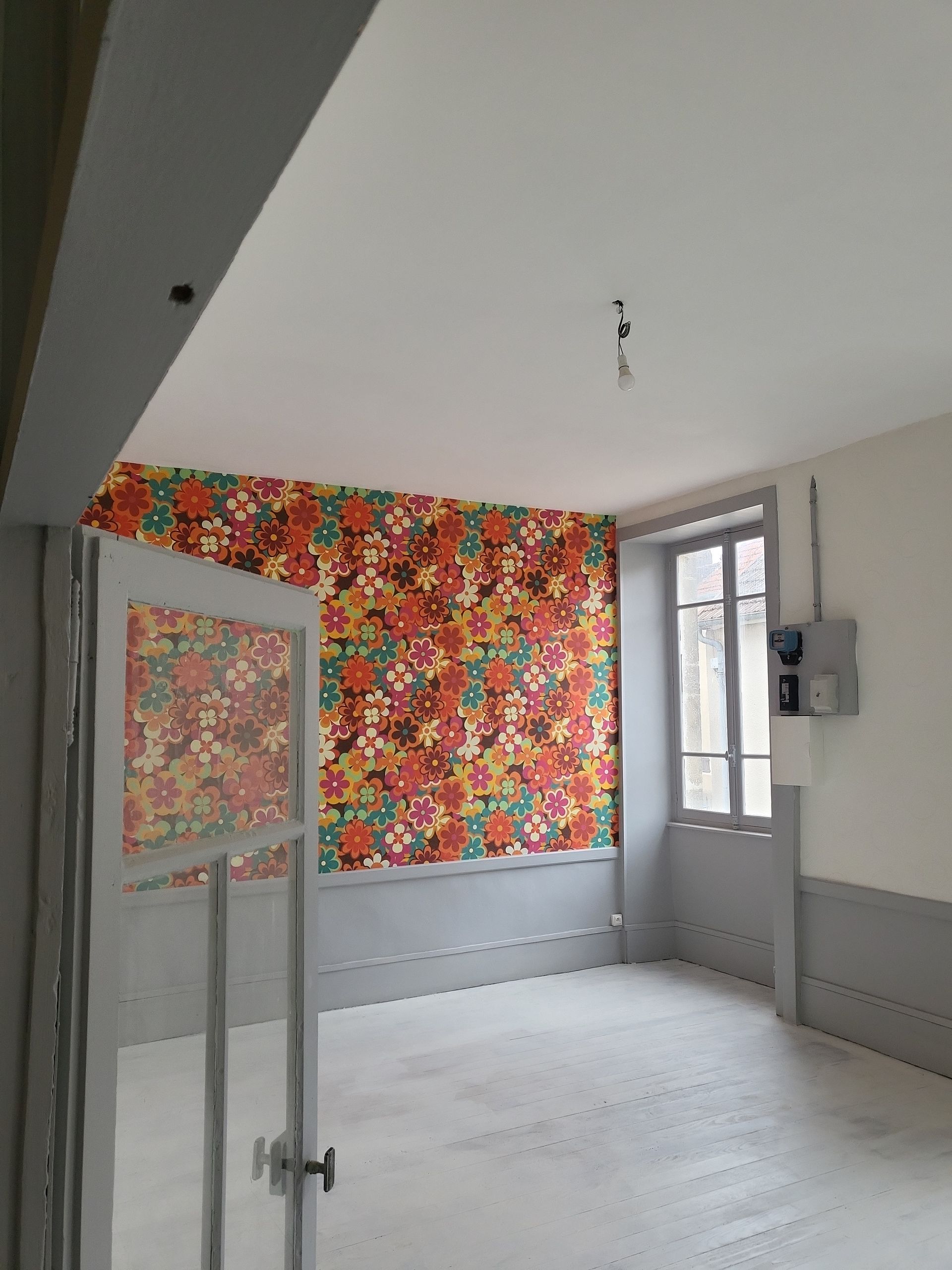 Pose d'un papier peint coloré