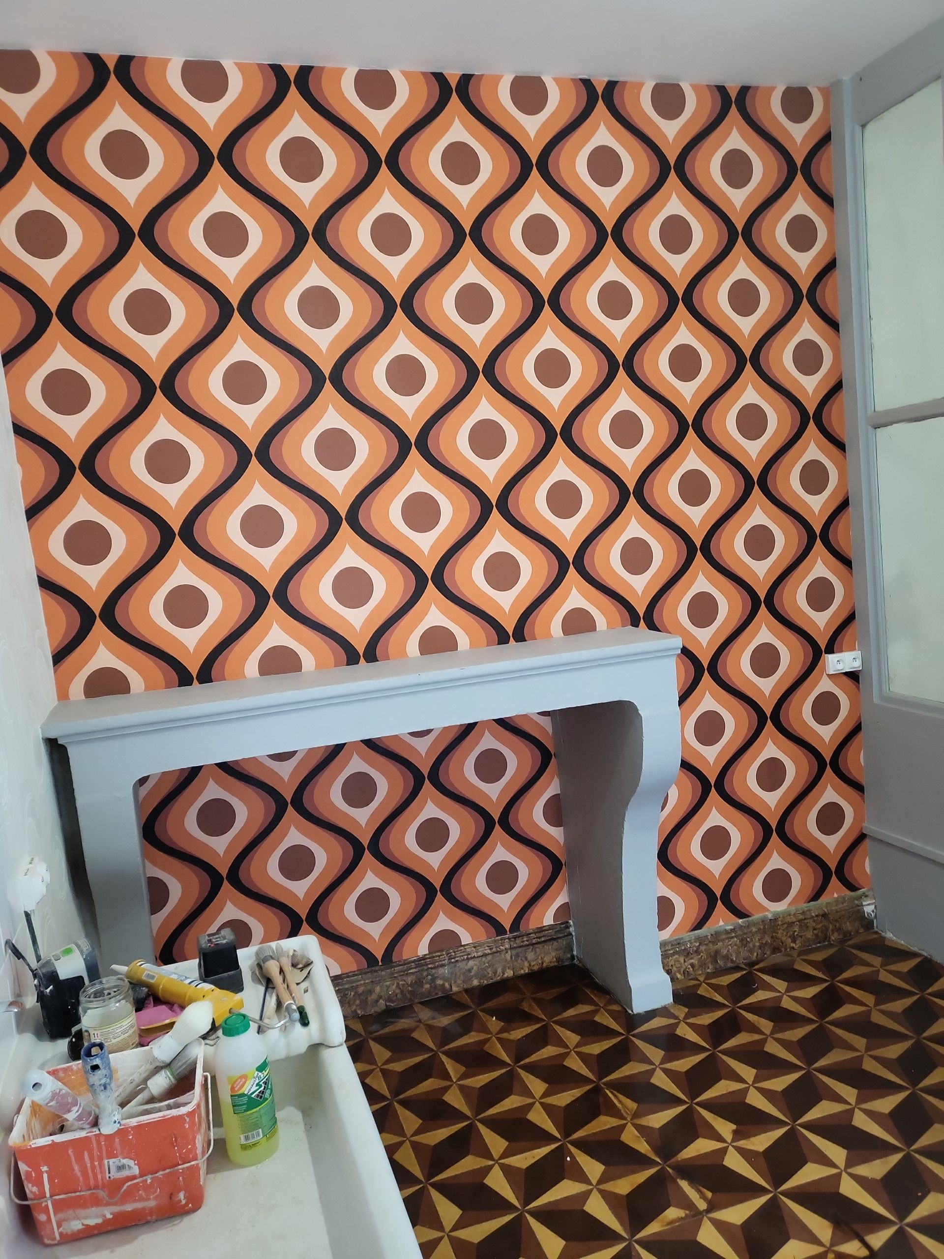 Pose d'un revêtement mural à motifs