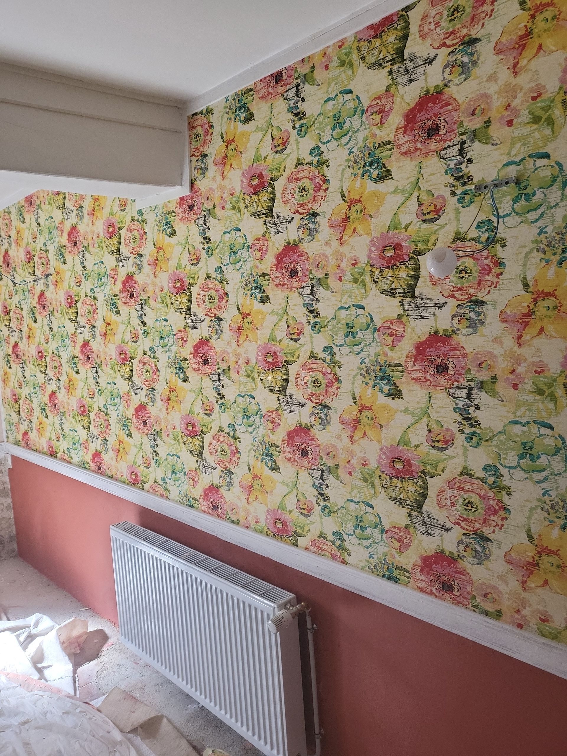 Pose d'un papier peint fleuri