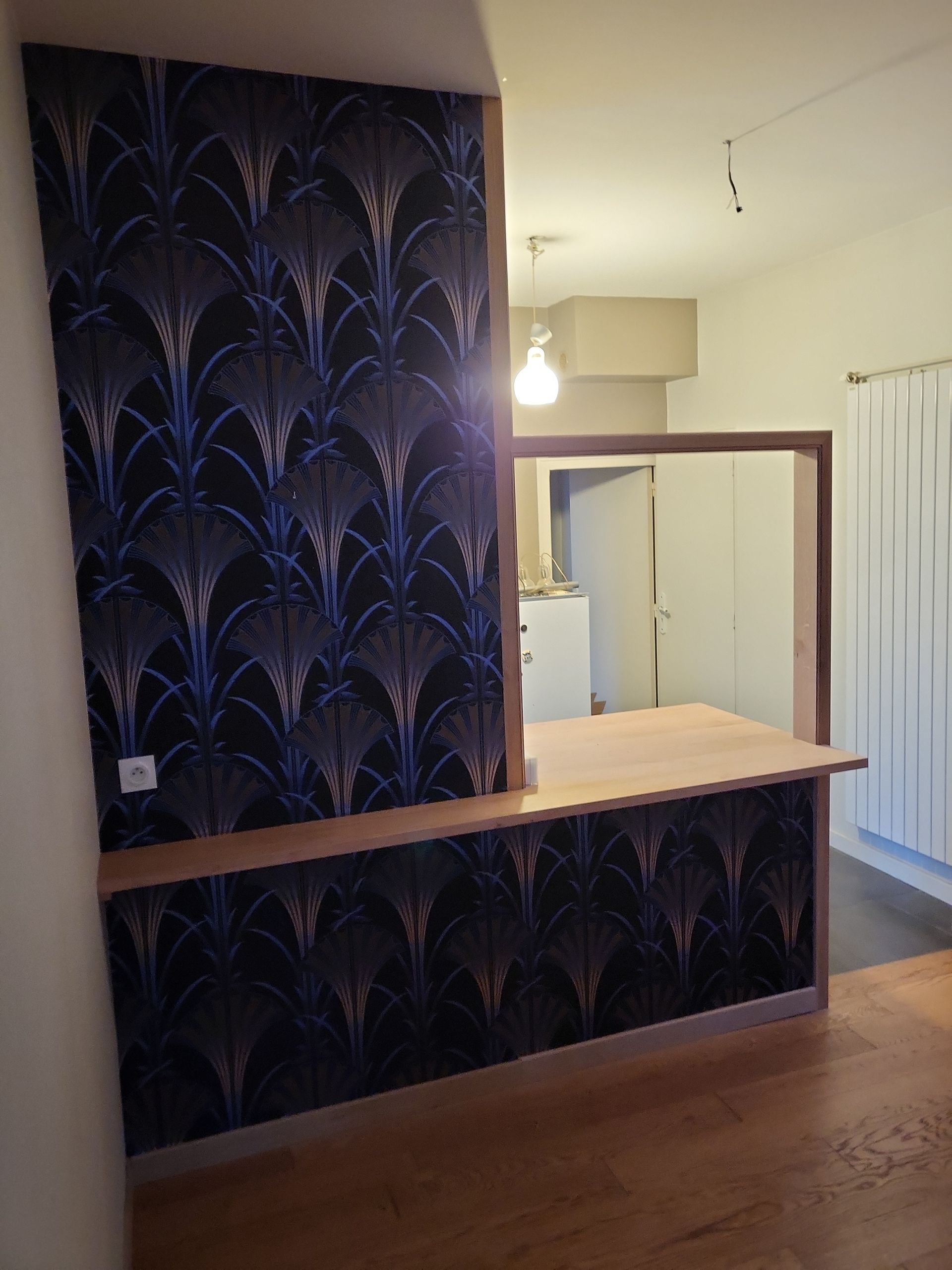 Pose d'un papier peint moderne