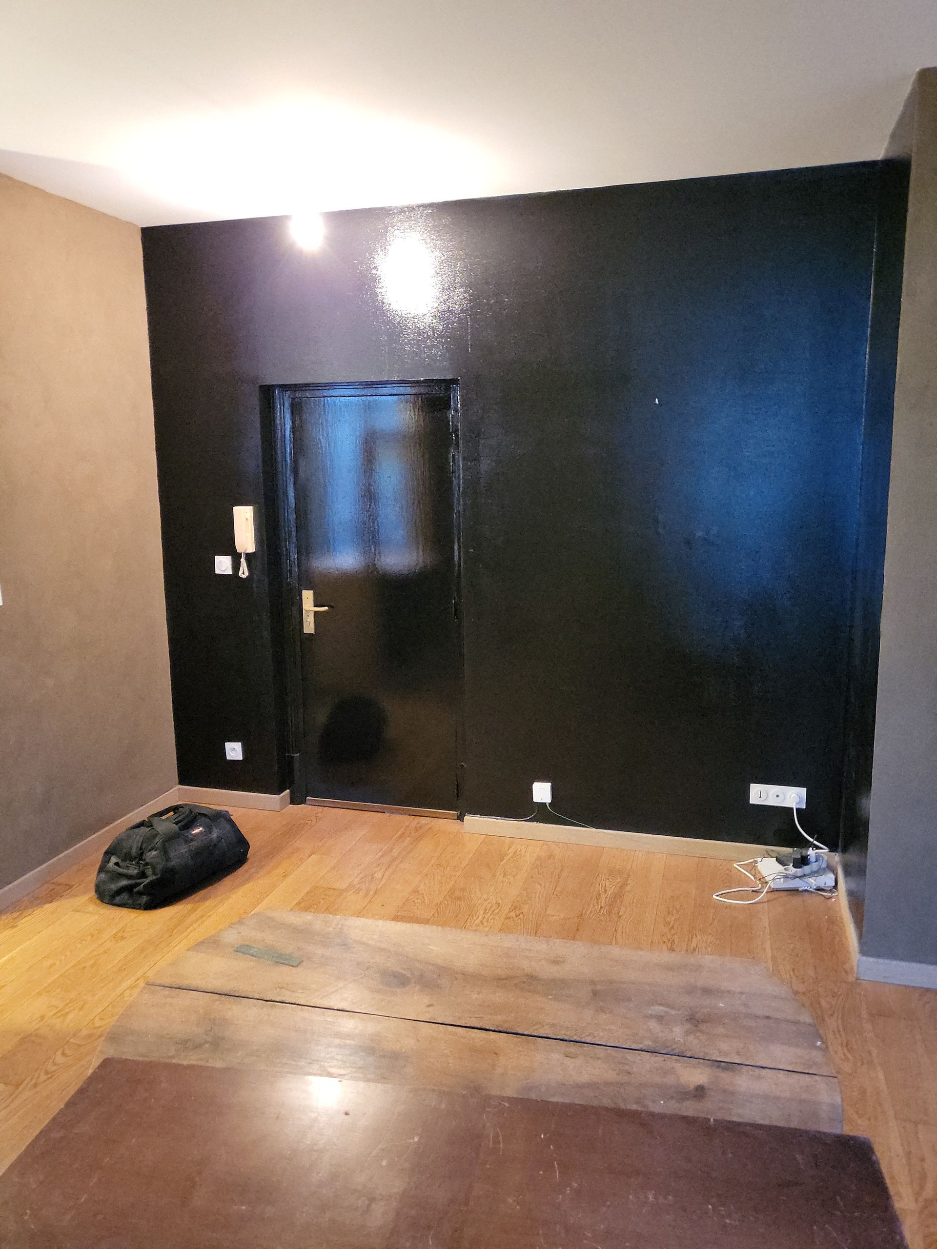 Peinture murale noire brillante