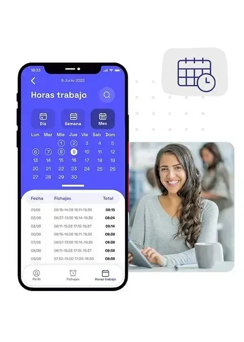 Una mujer está sentada en un escritorio sosteniendo una tableta y un teléfono celular.