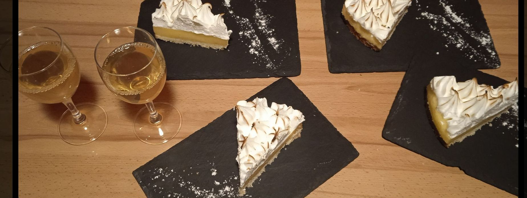 Trois parts de tarte citron meringuée
